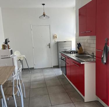 Apt F2 1er étage centre ville face a l église