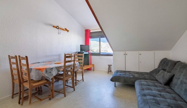 Apt for 4 people at the foot of the slopes and hiking trails with views over the valley