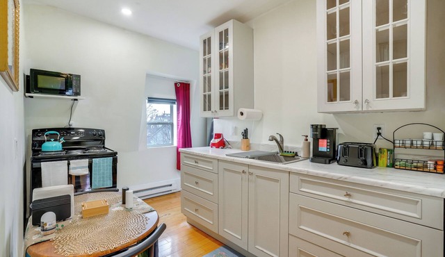 Apt in Historic Lynn Neighborhood: 2 Mi to Beach!