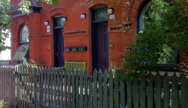 Apt. in Quiet Historic Neighborhood. 5 min. walk to shops, restaurants and bars