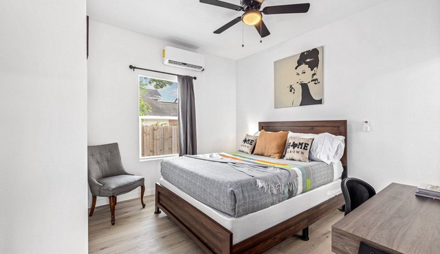 Apt Near Downtown | Desk WiFi TVs | Games | Pets