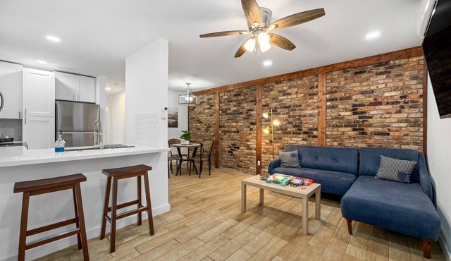 Apt Nr Montrose Midtown Museums | Desk Games WiFi