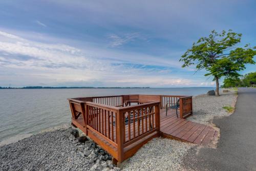 Apt on St Lawrence River in Cape Vincent!