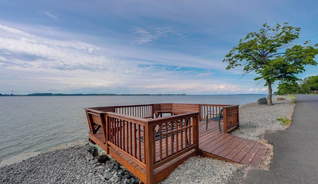 Apt on St Lawrence River in Cape Vincent!