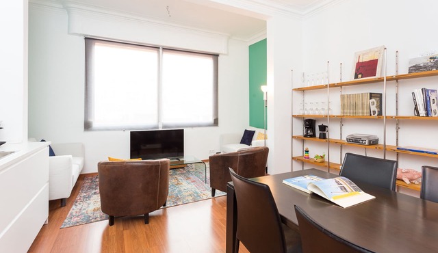Apt. Quiet & Bright in heart of Barcelona. Fully equipped.