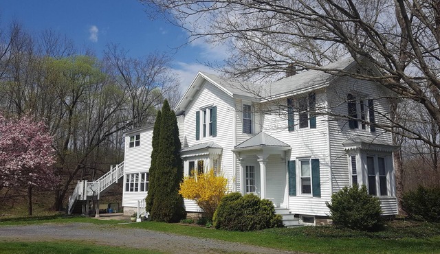 Apt. retreat near lake and 215' waterfall, peaceful, lovely gardens.