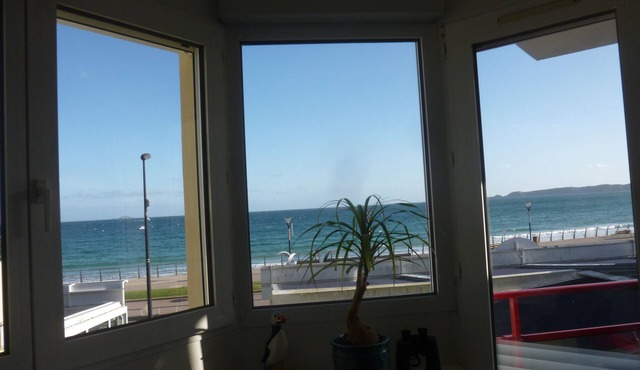 Apt sea view and direct access to the beach, Internet access, 4 people