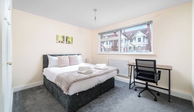 Apt - Sleeps 4 - Parking - Stn & Gatwick Close