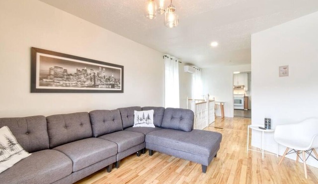 Apt sur 2 Étages + Stationnement à une rue de la Rivière St-charles