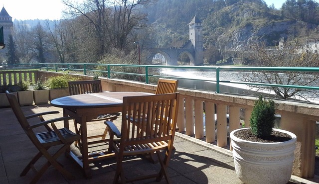 Apt. T1 Bis in town on the 1st floor of a residence with terrace carractère