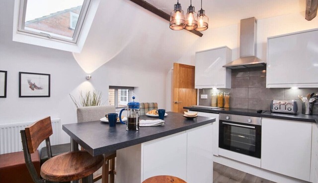 Apt w/Free Gym & Pool Access Near EMA & Donington