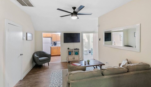 Apt W/heated garage Libertyville Near Naval Base