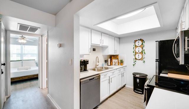 Apt w/Pool Access: 9 Mi to Dtwn Dallas!