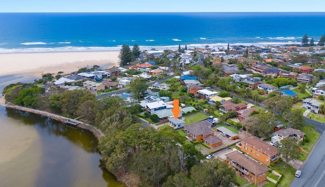 Aqua Cottage - lakefront cottage with easy access to the beach