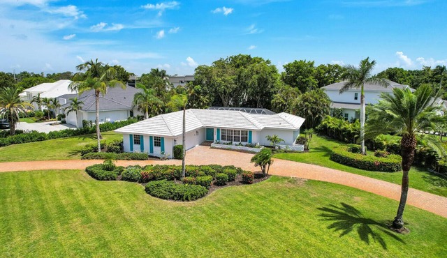 Aqua Cottage- Newly renovated Park Shore home!