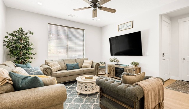 Aqua Farmhouse - Pool Table, Pickle Ball, Scooters, Family Fun! Dog Friendly.
