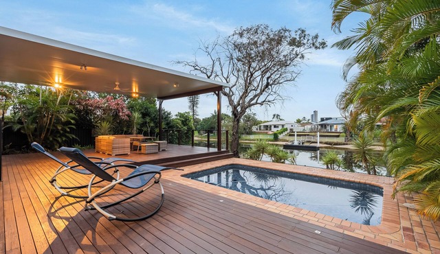 Aqua Haven - Modern Waterfront Escape - Holiday Home