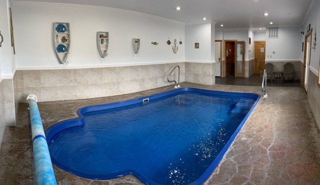 Aqua Paradise w/Private Indoor Pool & Sauna, Wi-Fi, Hot Tub, 2BED, 3BATH