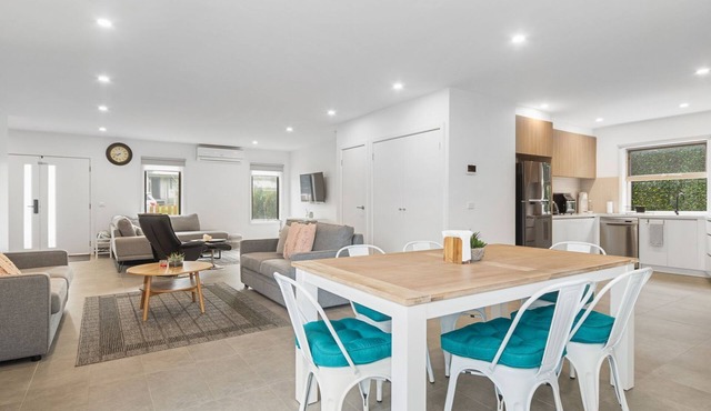 Aqua Vista Escape - Stylish 3-bedroom townhouse.