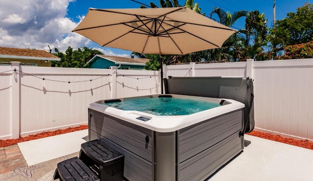 Aquamarine Abode - Cozy Design Hot Tub and Yard