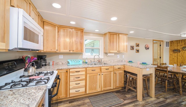 Aquapark + Beach Stay: SUPs & Kayaks, Scooters, Playground, Laundry - Cottage 6