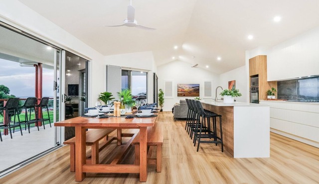 Aquatic Abode - stunning new 4 bedroom with air con & pool.