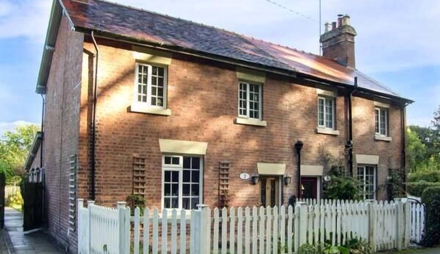 AQUEDUCT COTTAGE, family friendly, character holiday cottage in Chirk
