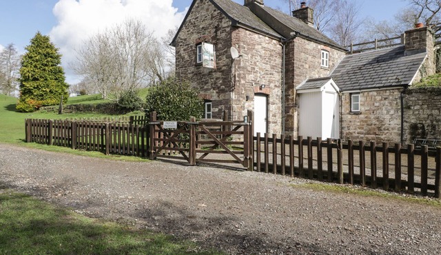 AQUEDUCT COTTAGE, pet friendly, with open fire in Penperlleni