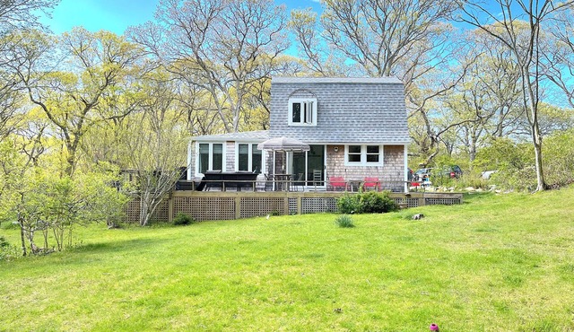 Aquinnah cottage private,serene, easy beach access ,sleeps 4