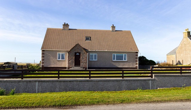 AR DACHAIGH, pet friendly, with open fire in Lochmaddy, North Uist