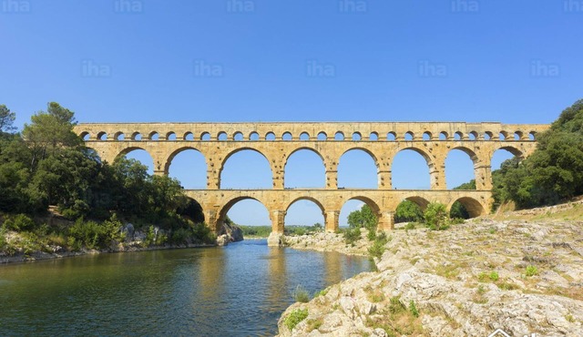 Aramon in village house, large atypical T1 of 43m2, very quiet.