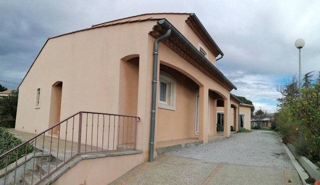 Aramont cottage house in a quiet area