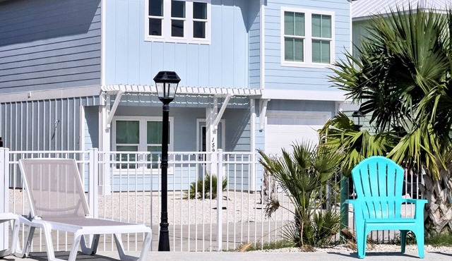 Aransas Bay Waterfront! Hot Tub, Arcade, Pool, Walk to Everything in Fulton