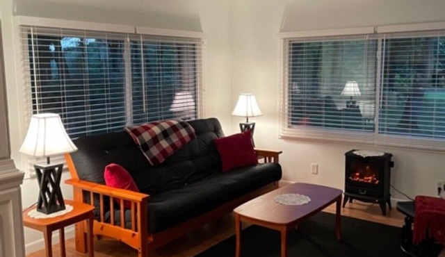 Arbor Acres Cottage! Bright, cheery, cozy and ready for you right by Wis Dells!