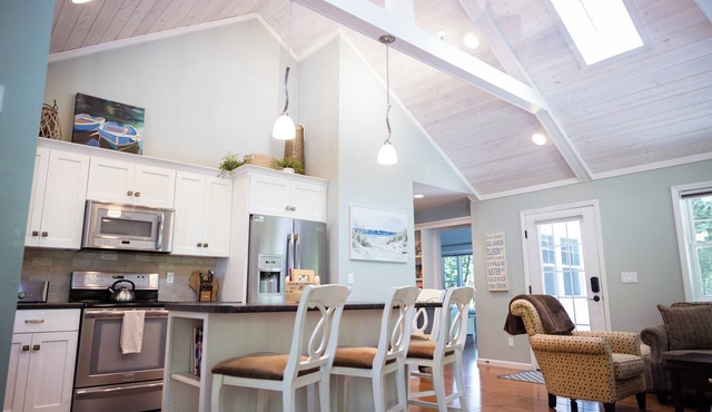 Arbor Cottage , Charming Wooded Cottage Minutes from Downtown