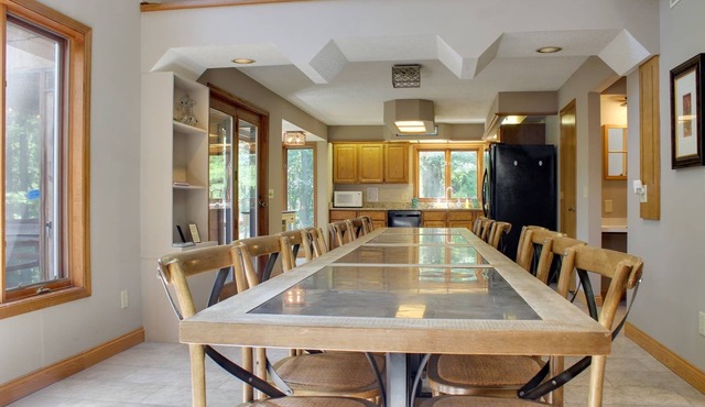 Arbor Dell 1 Block from Lake Delton