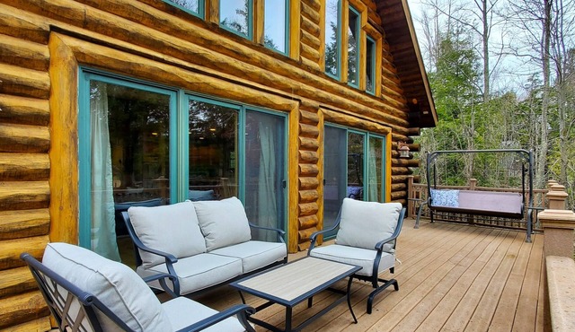 Arbor Lodge Lakehouse: Wooded Lodge with private beach access and dock on Big Platte Lake