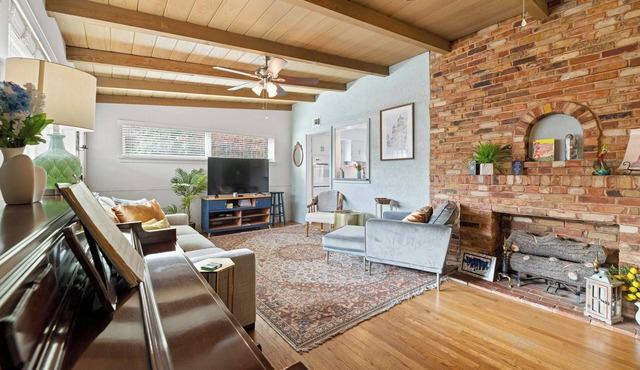 Arboretum Retreat: 3 Bedrooms of Peace & Greenery