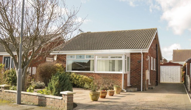 ARBOUR RETREAT, pet friendly, with a garden in Filey