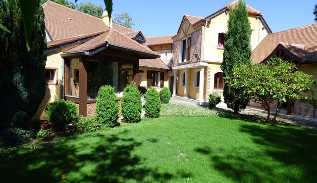 Arbus: Beautiful, quiet, cool residence with enclosed garden planted with trees.