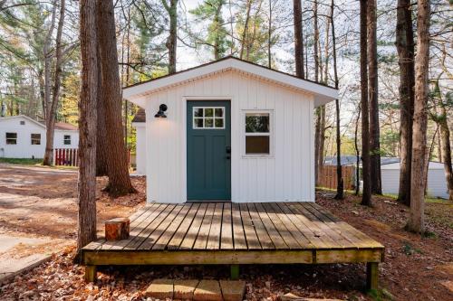 Arbutus Lake Cozy Cabin-Pontoon Rentals Available