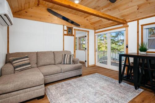 Arbutus Lake - Lakeview King Suite - Pines - Pets
