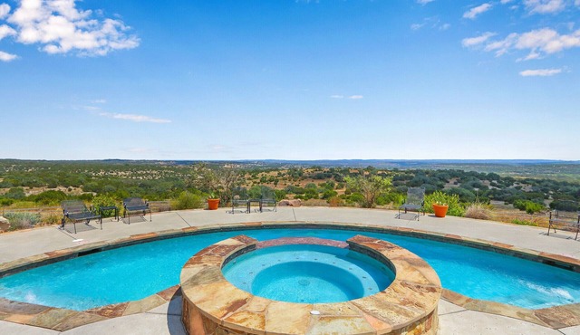 Arc de Texas - Joan of Arc Suite - on 2001 beautiful acres