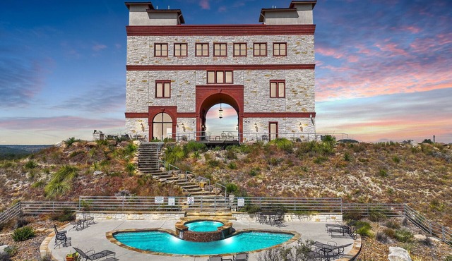 Arc de Texas- Lafayatte Suite I ATV's, Pool, Stargazing, on 2001 acres!