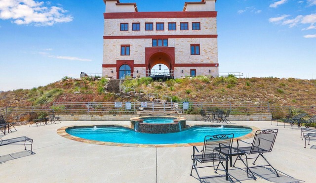 Arc de Texas - Louis XIV Suite I Penthouse, pools, fishing on 2001 acre ranch!