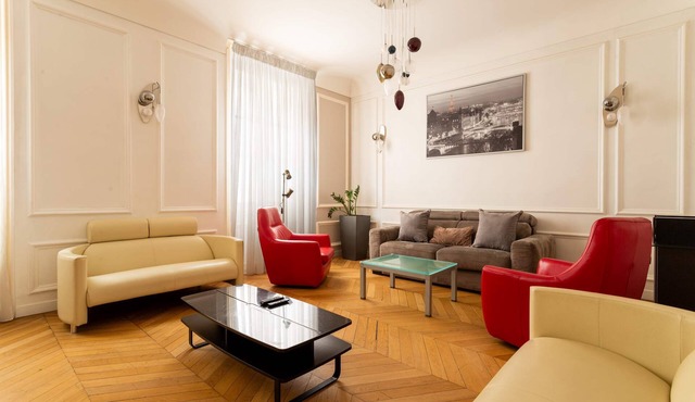 Arc de Triomphe : Home - A/C & Parking & Jacuzzi