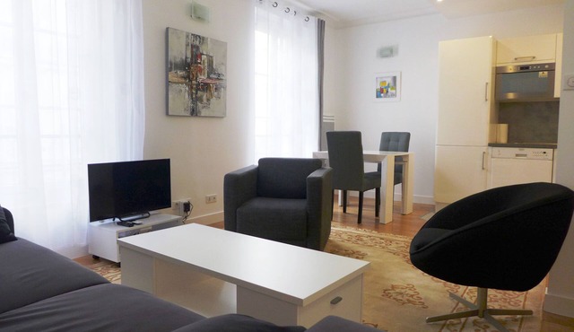 Arc de Triomphe next door - Bright apt w/elevator - Sleeps 4 - PONC-V-A-P