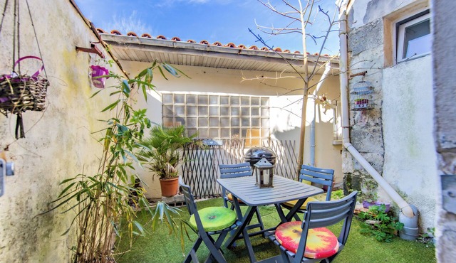 Arc-en-Ciel House in Lesparre-Médoc – 3 Bedrooms, Private Courtyard & Barbecue