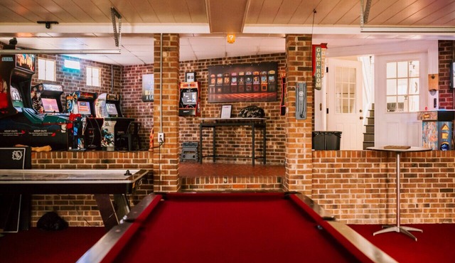 Arcade Adventure! 6-Bedroom Stay near Football Stadium