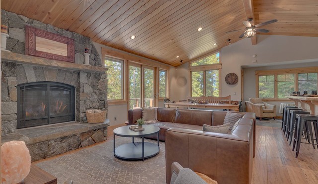 Arcade, Foosball, Spa, Shuffleboard, Grill, Open Floor plan, 5mins to Heavenly - Timber Lodge